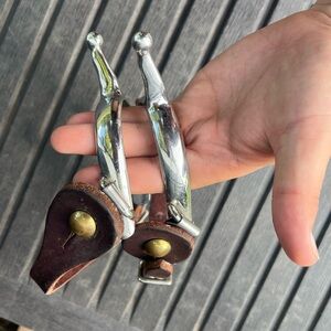 Bumper spurs and straps